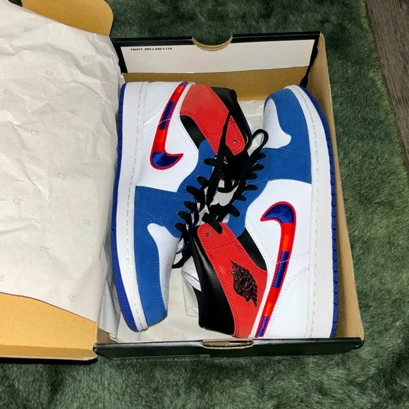 *sfw* Never worn womens Air Jordan 1 Mid SE - Picture 1 of 2